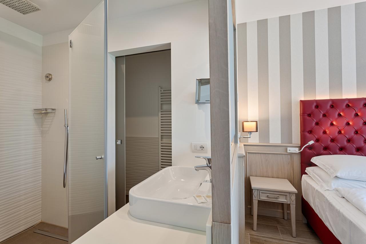 Deluxe-Dreibettzimmer mit Seeblick und Doppelbalkon